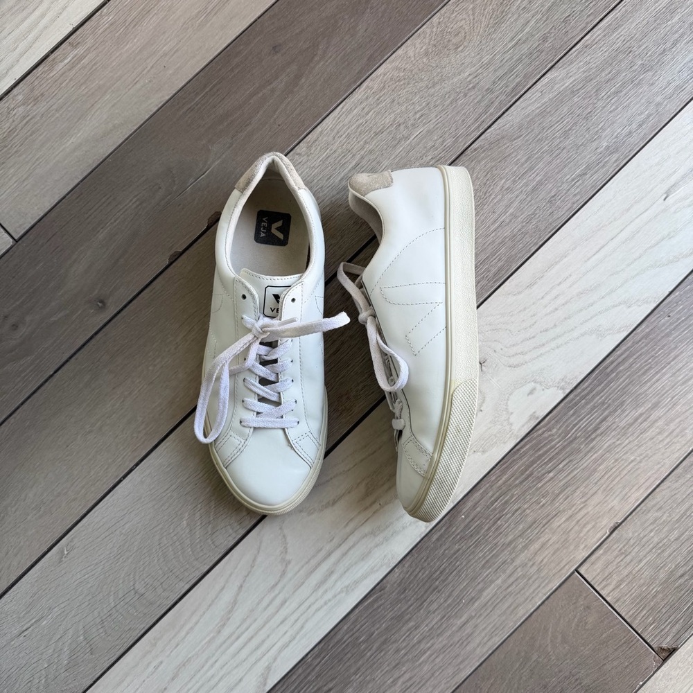 Veja Esplar Stitched Logo Leather Low-Top Sneakers